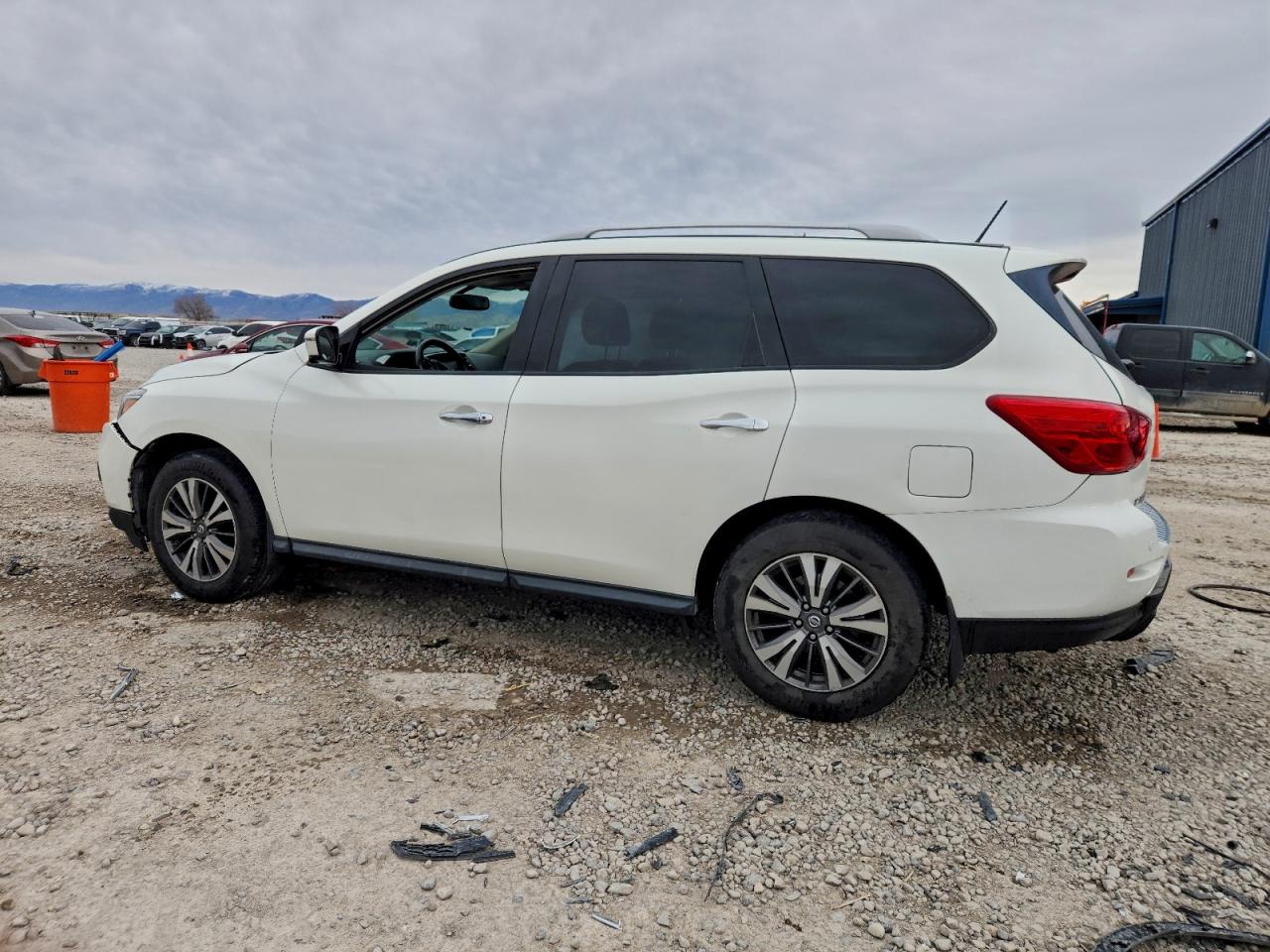 Nissan Pathfinder S Image 2