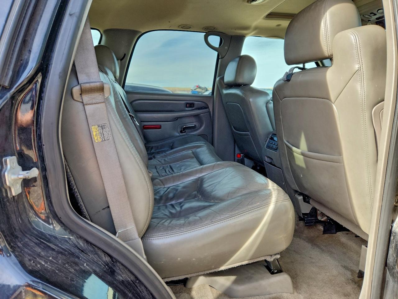 GMC Yukon Denali Image 10