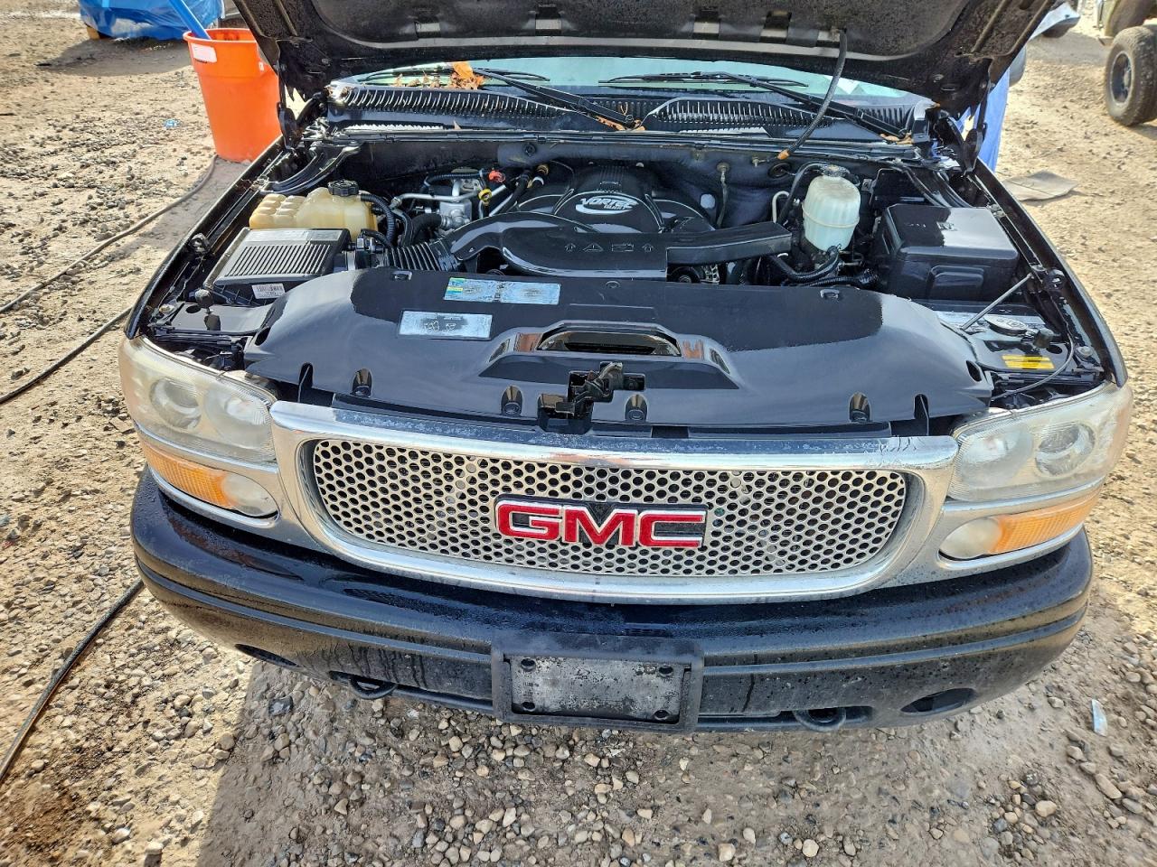 GMC Yukon Denali Image 12