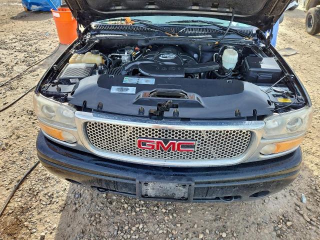 GMC Yukon Denali Image 12