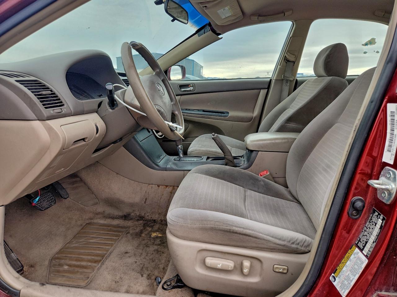 Toyota Camry Le Image 9