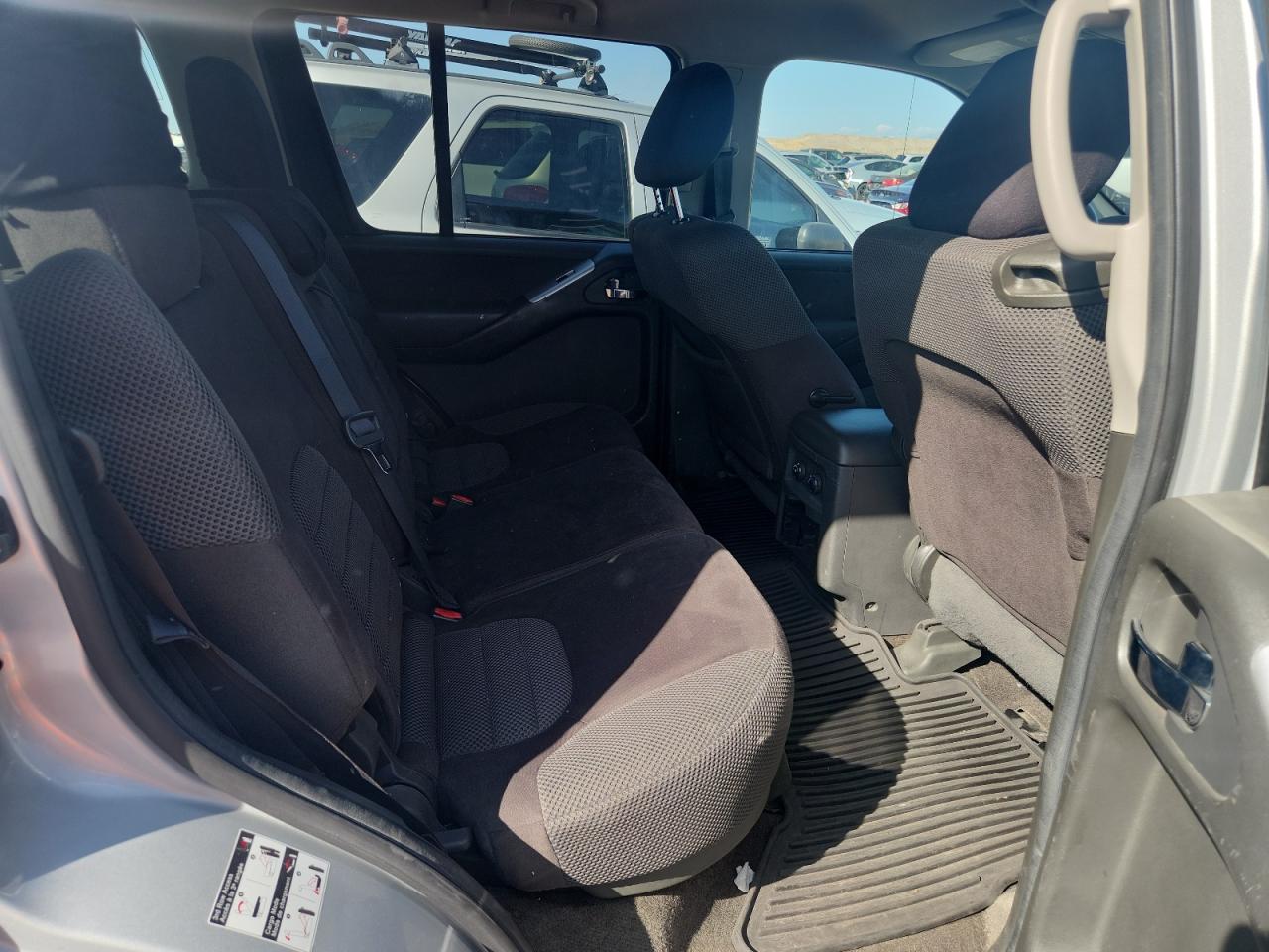 Nissan Pathfinder S Image 7