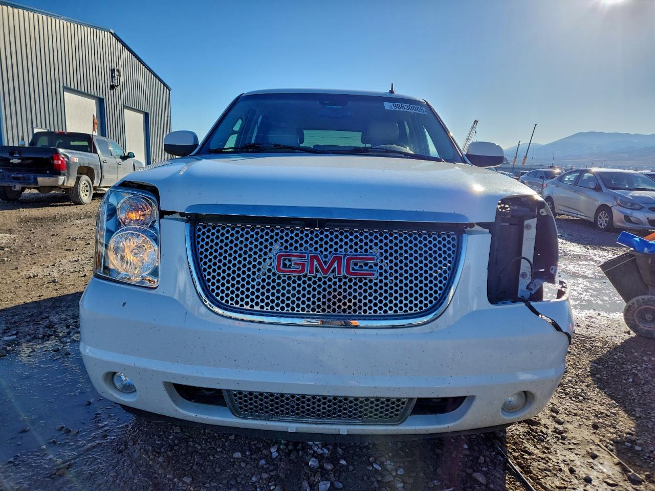 GMC Yukon Denali Image 13