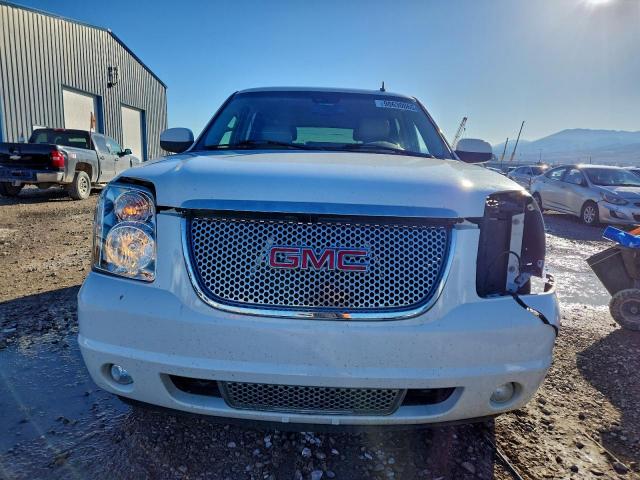GMC Yukon Denali Image 13