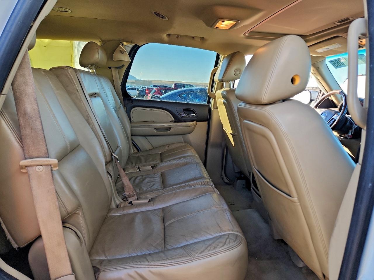 GMC Yukon Denali Image 11