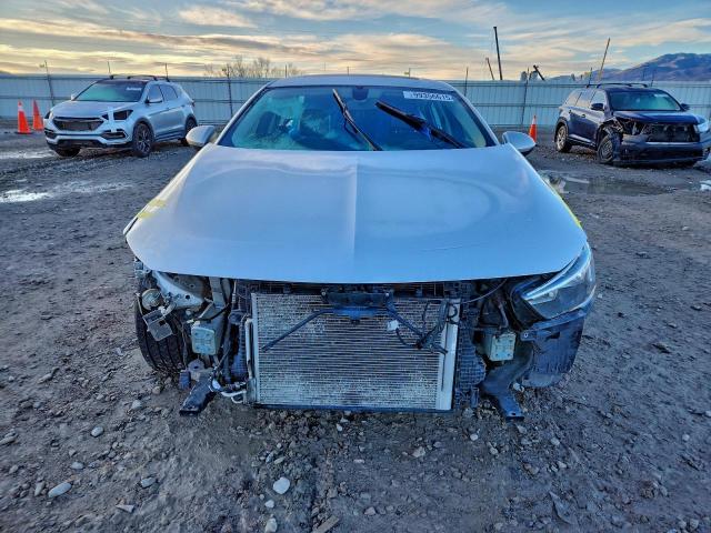 Buick Regal Essence Image 11