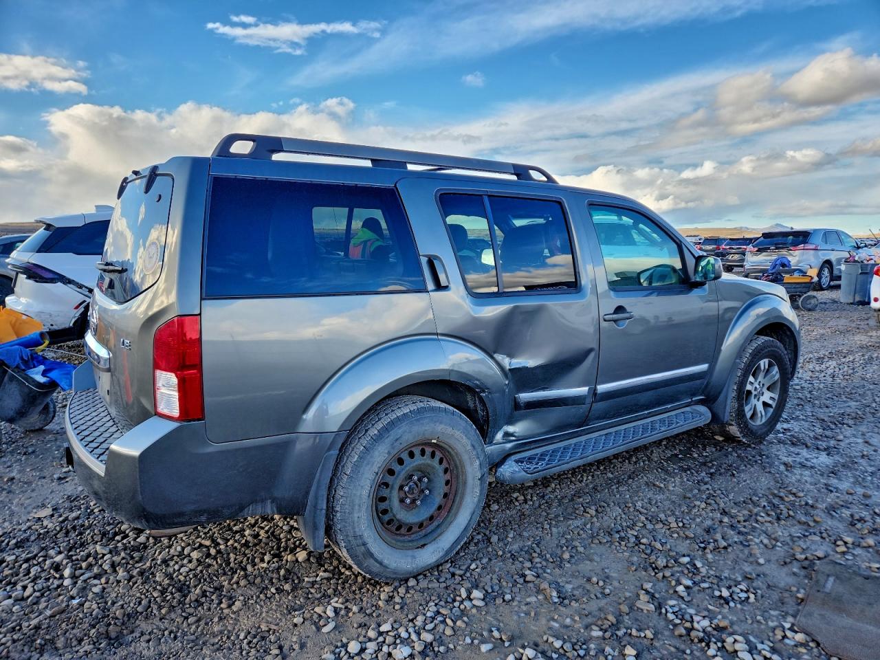 Nissan Pathfinder S Image 4