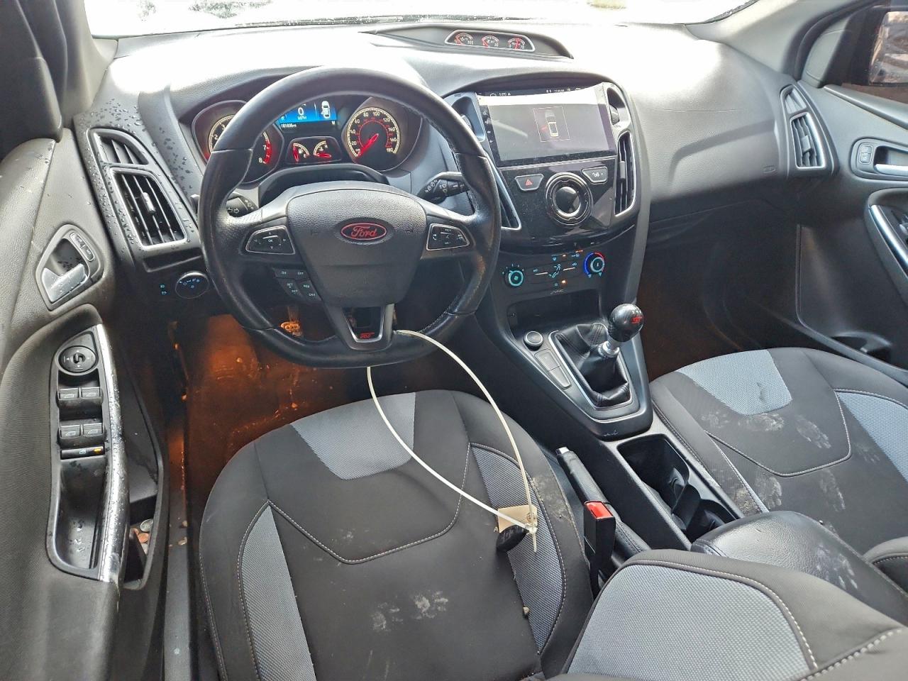 Ford Focus St Image 8