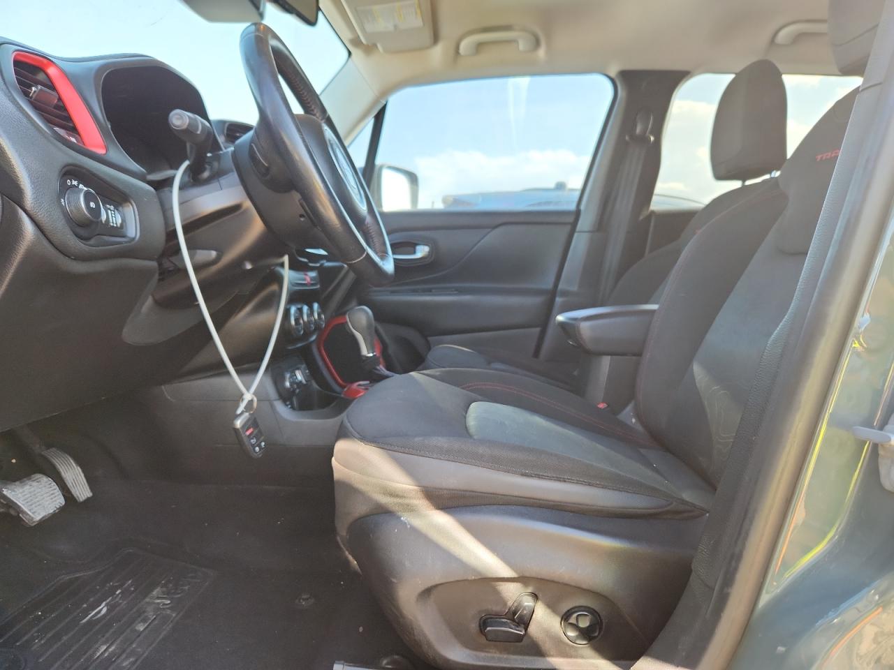 Jeep Renegade Trailhawk Image 10