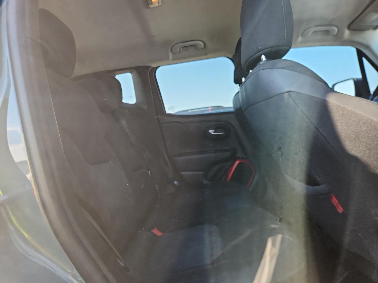 Jeep Renegade Trailhawk Image 12