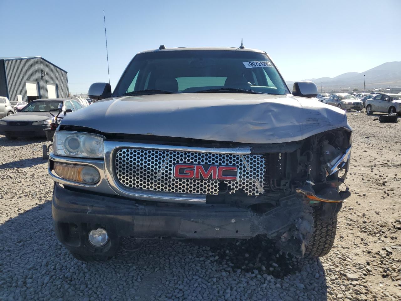 GMC Yukon Denali Image 12