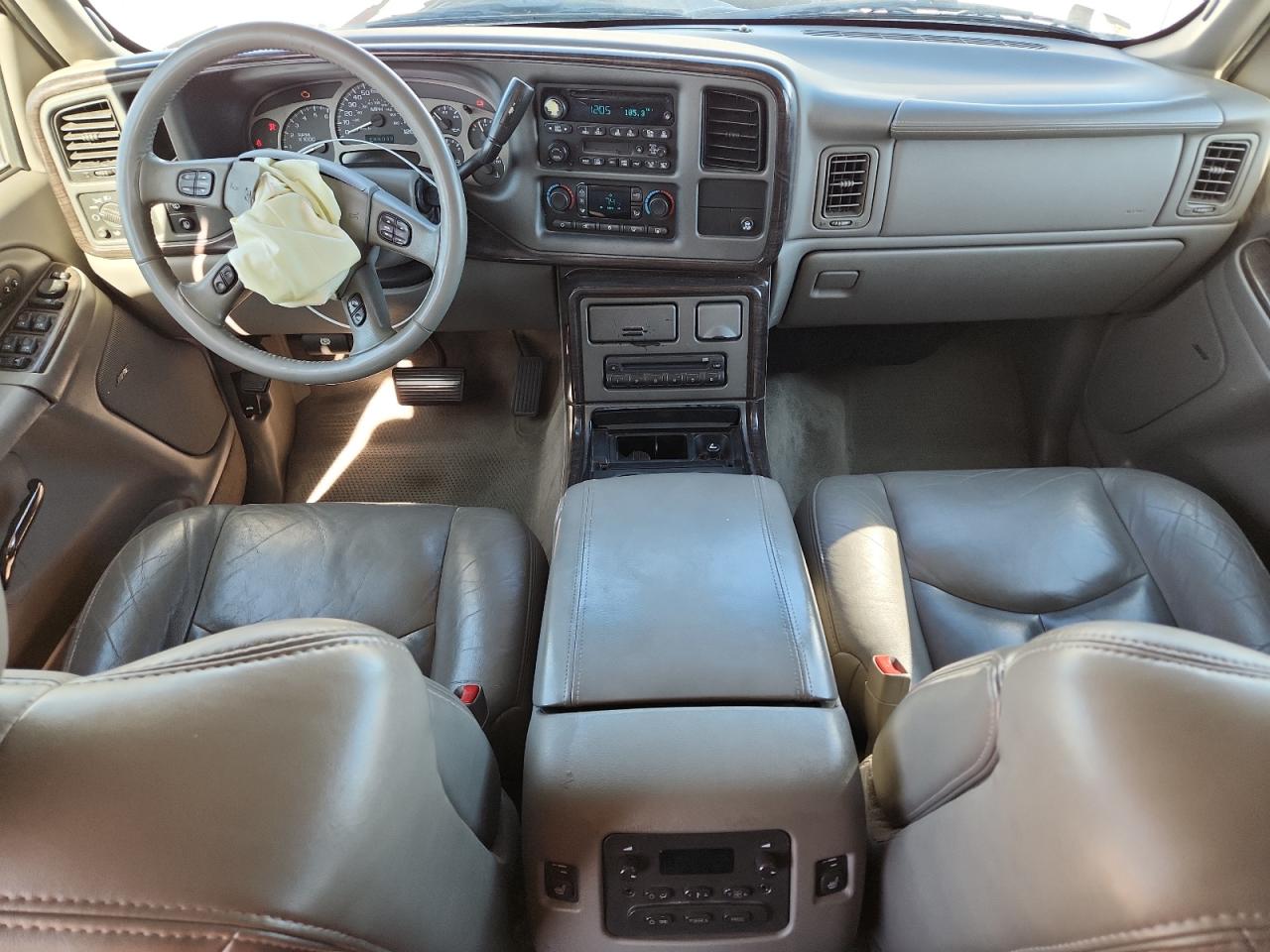 GMC Yukon Denali Image 3