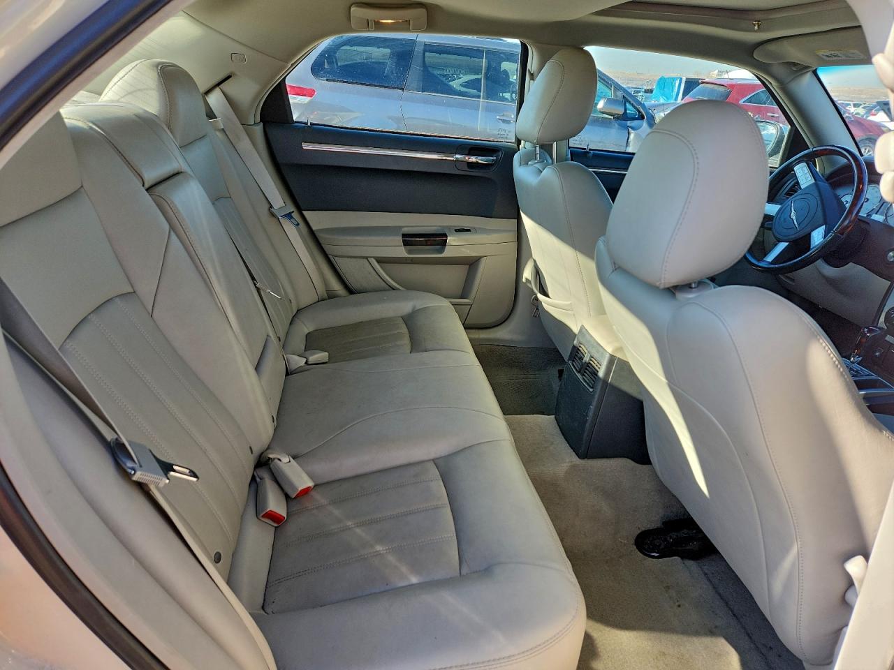 Chrysler 300 Image 11