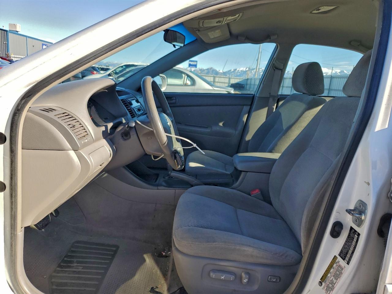 Toyota Camry Le Image 6