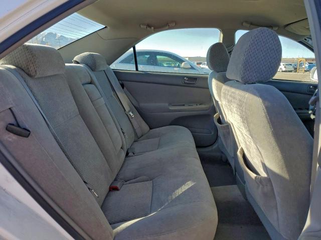 Toyota Camry Le Image 3